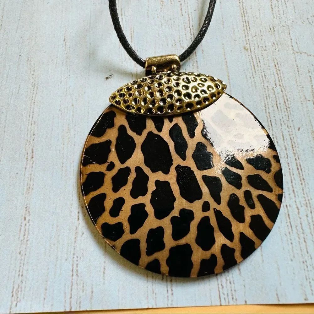 Gold Animal Print‎ Shell Necklace - Picture 2 of 3